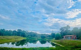Lake Ripples - Farmstay & Camping